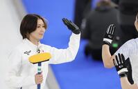 タッチを交わす吉村紗也香＝コルティナ・カーリング・オリンピック・スタジアム（撮影・吉澤敬太）
