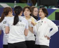 バナナなど果物で栄養補給する吉村紗也香（右）ら日本代表＝コルティナ・カーリング・オリンピック・スタジアム（撮影・吉澤敬太）