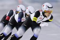 女子団体追い抜き３位決定戦　滑走する高木美帆（右）ら日本＝ミラノ（写真提供・共同通信社）