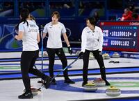 日本－イタリア　第10エンド、タイムアウトで作戦を練る（右から）吉村、小林ら＝コルティナダンペッツォ（共同）