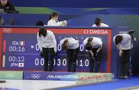 イタリアに敗れ、頭を下げる吉村紗也香（左）ら日本代表＝コルティナ・カーリング・オリンピック・スタジアム（撮影・吉澤敬太）