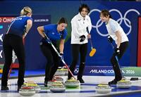 日本－イタリア　第10エンド、相手の最終ショットを見る（右から）小林、吉村＝コルティナダンペッツォ（共同）