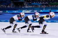 女子団体追い抜き３位決定戦　滑走する（右から）高木美帆、野明花菜、佐藤綾乃＝ミラノ（共同）