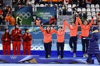 　女子団体追い抜きで銅メダルを獲得し、表彰台に上がる（左から）堀川桃香、野明花菜、佐藤綾乃、高木美帆＝ミラノ（共同）