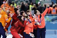 　女子団体追い抜きで銅メダルを獲得し、表彰台で自撮りをする高木美帆（右端）ら＝ミラノ（共同）