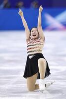 　女子ＳＰの演技を終え、ガッツポーズする中井亜美＝ミラノ（共同）