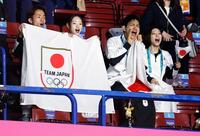 女子ＳＰで坂本花織を応援する（左から）森口澄士、長岡柚奈、木原龍一、三浦璃来＝ミラノ（共同）