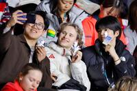 女子ＳＰの観戦に訪れたイリア・マリニン（中央）と車俊煥（右）＝共同