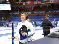 イタリアに敗れ、競技場を去る吉村紗也香＝コルティナ・カーリング五輪競技場（撮影・吉澤敬太）