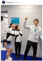 　演技後のりくりゅうペアと坂本。日本スケート連盟のインスタグラム（ｓｋａｔｉｎｇｊａｐａｎ）