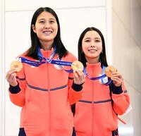 笑顔いっぱいで帰国した丸山希（左）と高梨沙羅（撮影・佐藤厚）