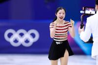 女子ＳＰの演技を終え、カメラに向かいガッツポーズする中井亜美＝ミラノ（共同）