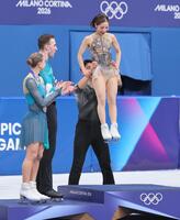 フィギュアスケートペアで金メダルを獲得し、三浦璃来（中央手前）を表彰台に乗せる木原龍一（同奥）