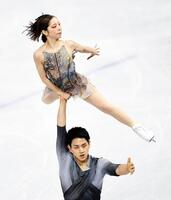 ペア・フリー　演技する三浦璃来（上）、木原龍一組＝ミラノ（共同）