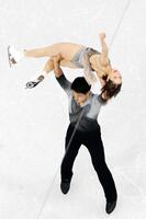 ペア・フリー　フィニッシュのポーズを決める三浦璃来（上）、木原龍一組＝ミラノ（共同）