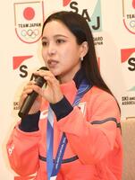 記者の質問に答える高梨沙羅（撮影・佐藤厚）