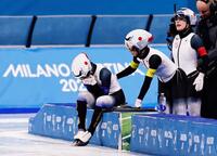 女子団体追い抜き３位決定戦のレースを終え、手で顔を覆う野明花菜（左）に声をかける高木美帆。右は佐藤綾乃＝ミラノ（共同）