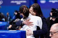 女子ＳＰの演技を終えた千葉百音（手前）を抱きしめる浜田美栄コーチ＝ミラノ（共同）