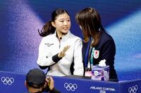 女子ＳＰの得点を確認した千葉百音。右は浜田美栄コーチ＝ミラノ（共同）