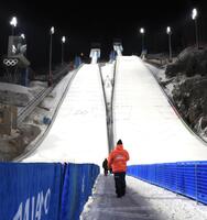 誰もいなくなったジャンプから引き揚げる小林陵侑（撮影・吉澤敬太）