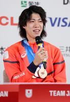 メダルを胸に記者会見するノルディックスキー・ジャンプ男子の二階堂蓮＝18日、イタリア・ミラノ（共同）