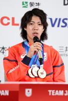 メダルを胸に記者会見するノルディックスキー・ジャンプ男子の二階堂蓮＝18日、イタリア・ミラノ（共同）