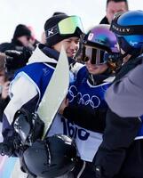 男子スロープスタイル決勝の３回目を終えた木俣椋真（左）を迎える長谷川帝勝＝リビーニョ（共同）