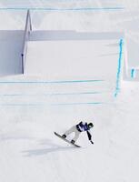 男子スロープスタイル決勝　着地でバランスを崩す木俣椋真＝リビーニョ（共同）