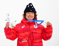 ミラノ・コルティナ冬季五輪のスノーボード男子スロープスタイルで銀メダルを獲得し、笑顔を見せる長谷川帝勝＝18日、イタリア・リビーニョ（共同）