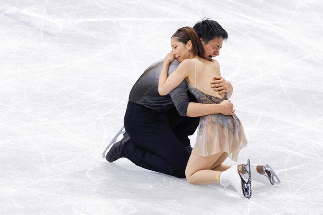 　フリーの演技を終え、抱き合う三浦璃来（右）、木原龍一組（共同）
