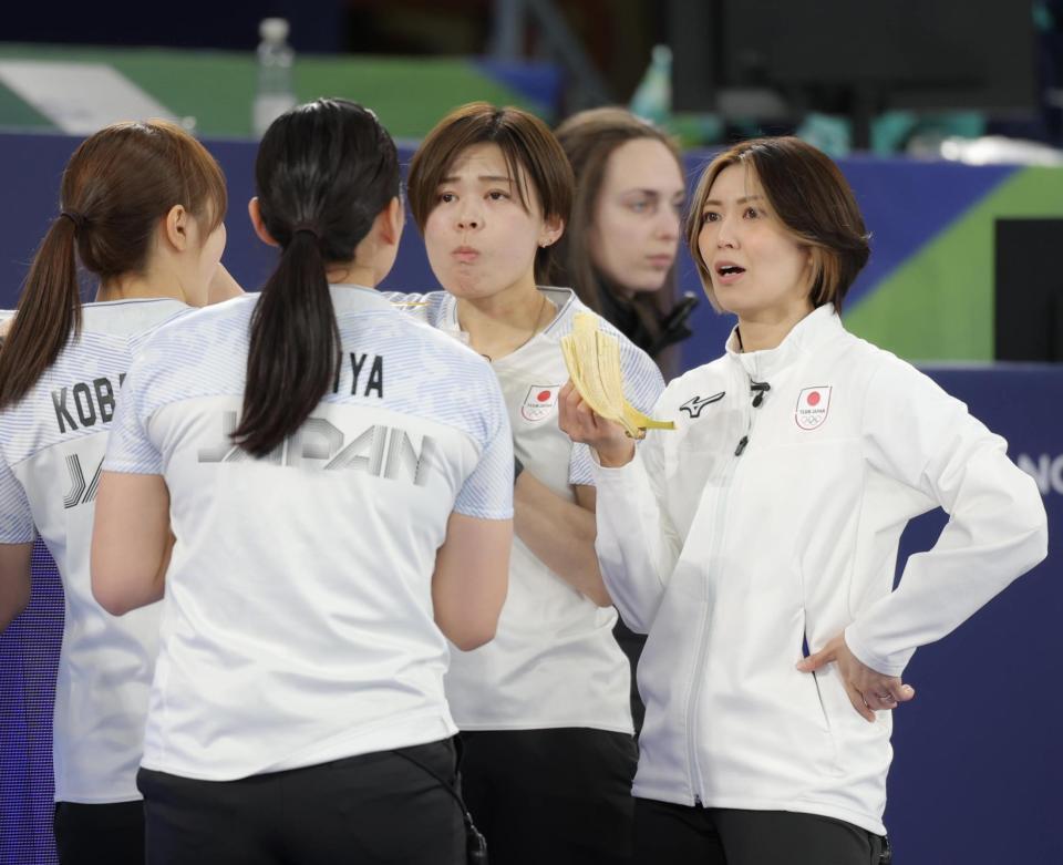 バナナなど果物で栄養補給する吉村紗也香（右）ら日本代表＝コルティナ・カーリング・オリンピック・スタジアム（撮影・吉澤敬太）