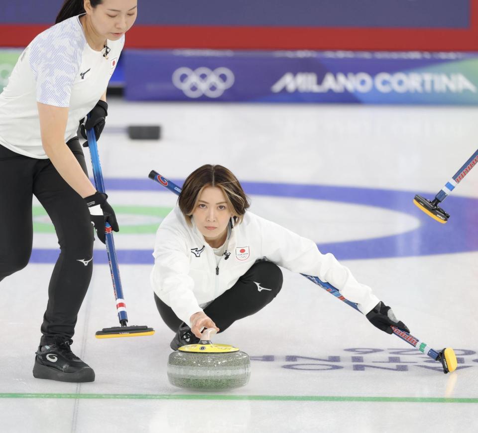 ストーンを投じる吉村紗也香＝コルティナ・カーリング・オリンピック・スタジアム（撮影・吉澤敬太）