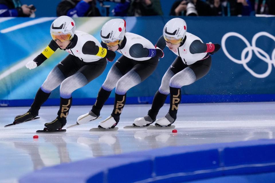 ミラノ・コルティナ冬季五輪のスピードスケート女子団体追い抜き３位決定戦で滑走する（左から）高木美帆、野明花菜、佐藤綾乃。銅メダルを獲得した＝17日、イタリア・ミラノ（共同）