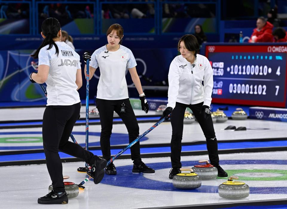 日本－イタリア　第10エンド、タイムアウトで作戦を練る（右から）吉村、小林ら＝コルティナダンペッツォ（共同）