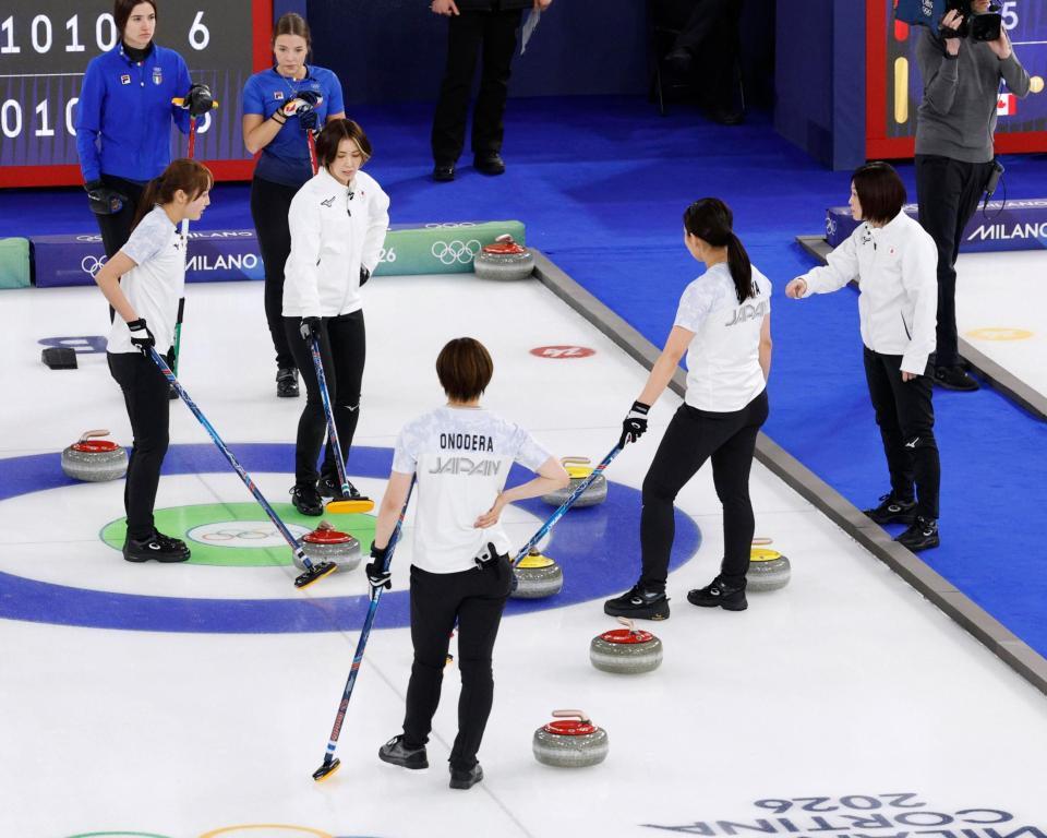 日本－イタリア　第10エンド、タイムアウトで作戦を練る吉村（右から４人目）ら＝コルティナダンペッツォ（共同）