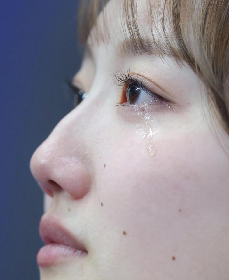 イタリアに競り負け、小林未奈の瞳から涙がこぼれ落ちる＝コルティナ・カーリング・オリンピック・スタジアム（撮影・吉澤敬太）