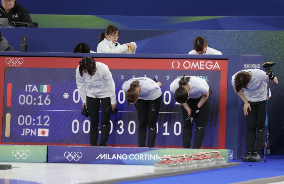 イタリアに敗れ、頭を下げる吉村紗也香（左）ら日本代表＝コルティナ・カーリング・オリンピック・スタジアム（撮影・吉澤敬太）