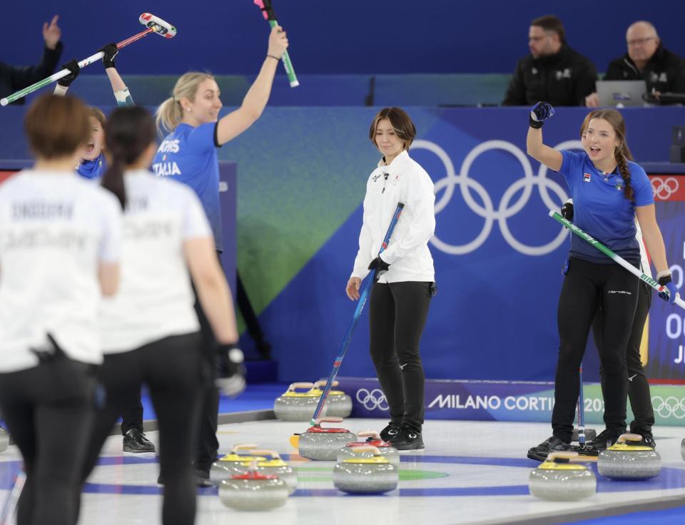 イタリアに競り負け、視線を落とす吉村紗也香（中央）ら日本代表＝コルティナ・カーリング・オリンピック・スタジアム（撮影・吉澤敬太）