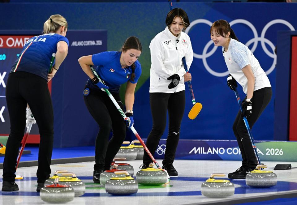 日本－イタリア　第10エンド、相手の最終ショットを見る（右から）小林、吉村＝コルティナダンペッツォ（共同）