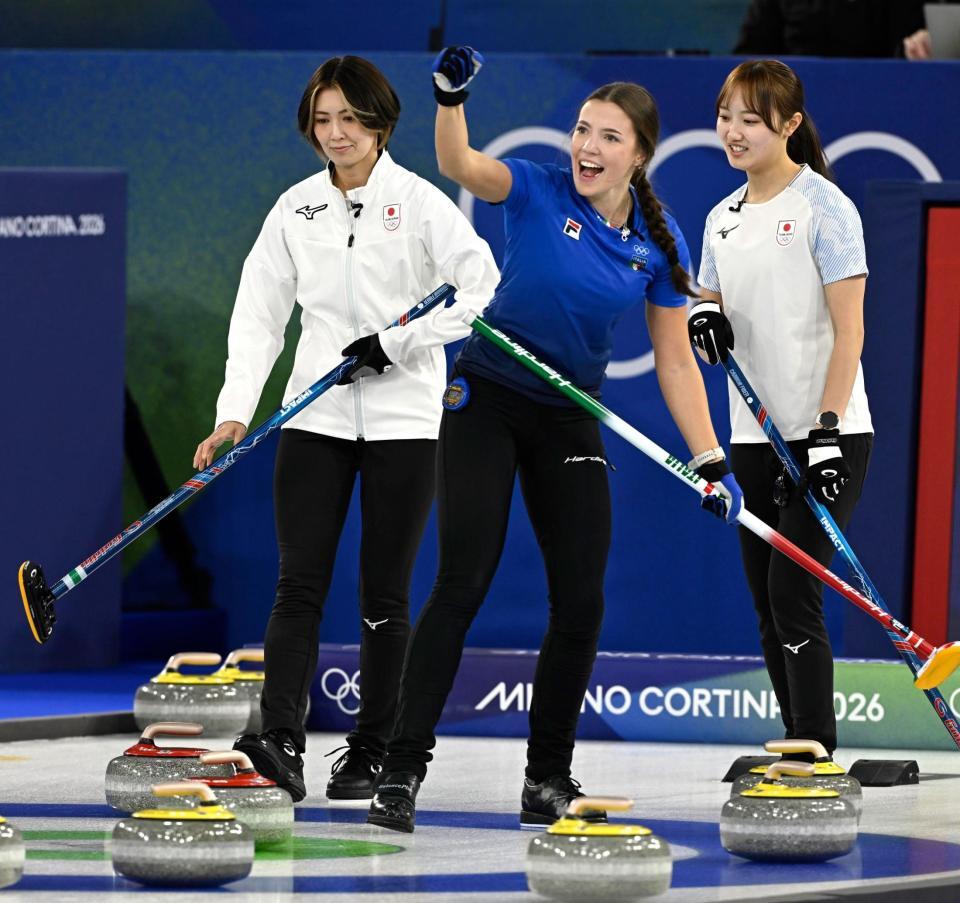 日本－イタリア　第10エンド、相手の最終ショットが決まり、肩を落とす吉村（左）と小林（右）＝コルティナダンペッツォ（共同）