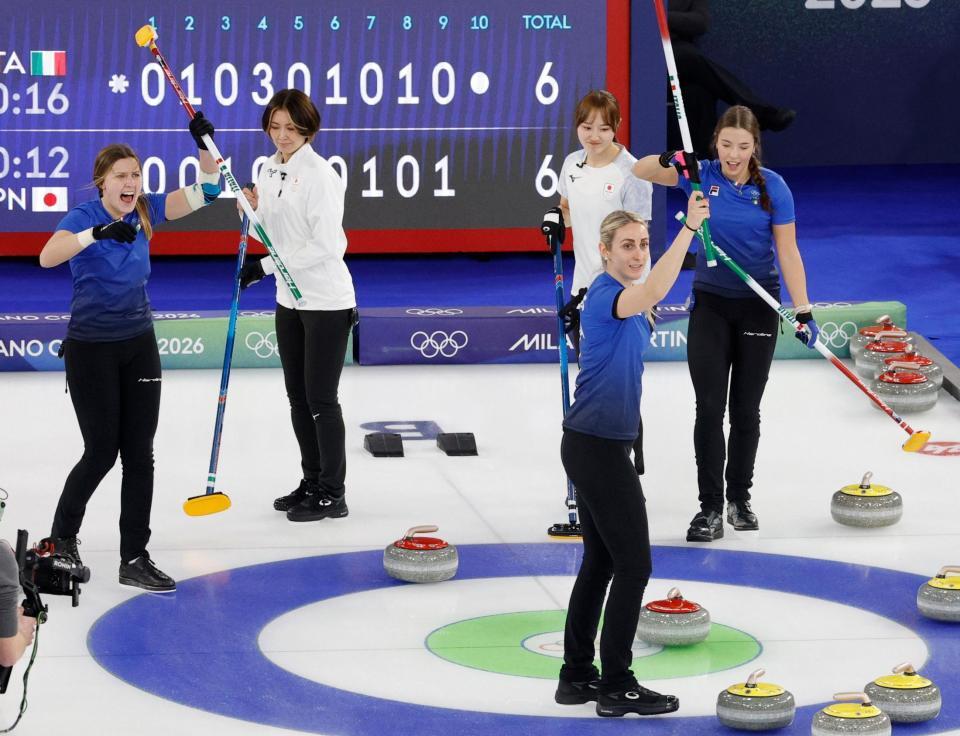 第10エンド、イタリアの最終ショットが決まり、肩を落とす（奥左から）吉村と小林＝コルティナダンペッツォ（共同）