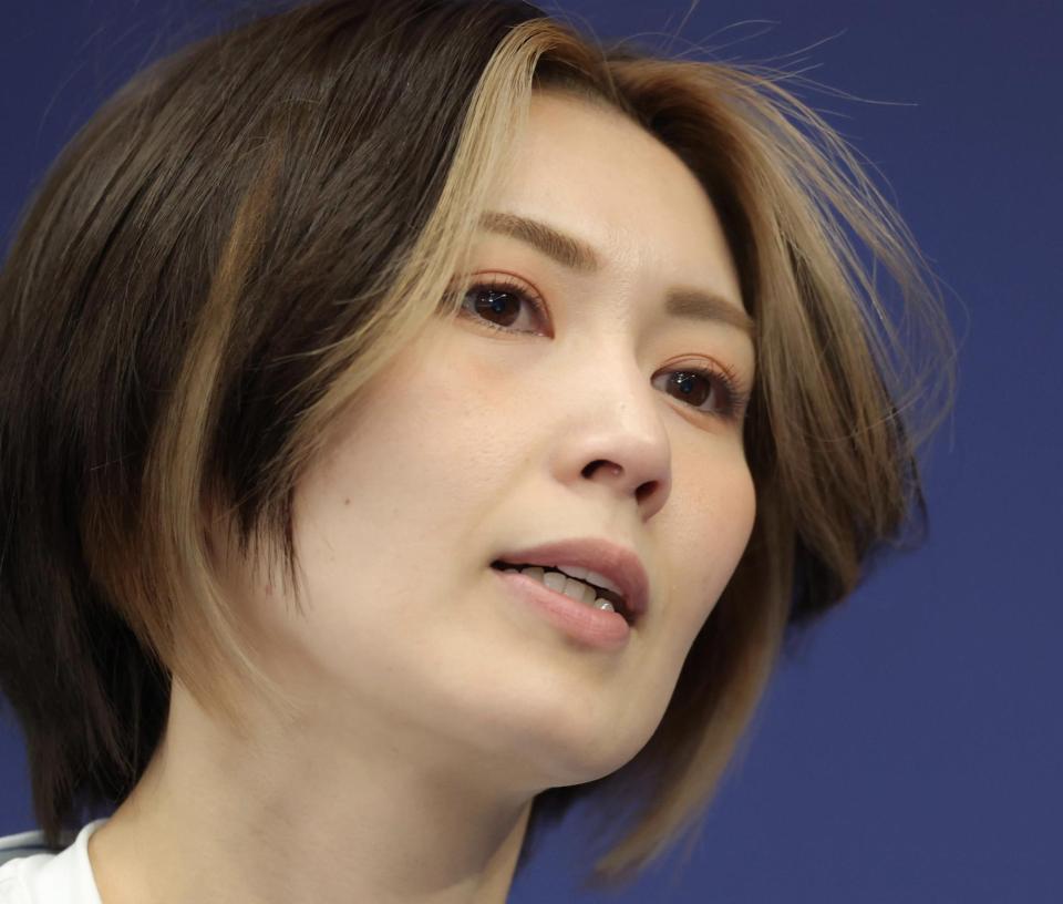 イタリアに敗れ、肩を落とす吉村紗也香＝コルティナ・カーリング・オリンピック・スタジアム（撮影・吉澤敬太）