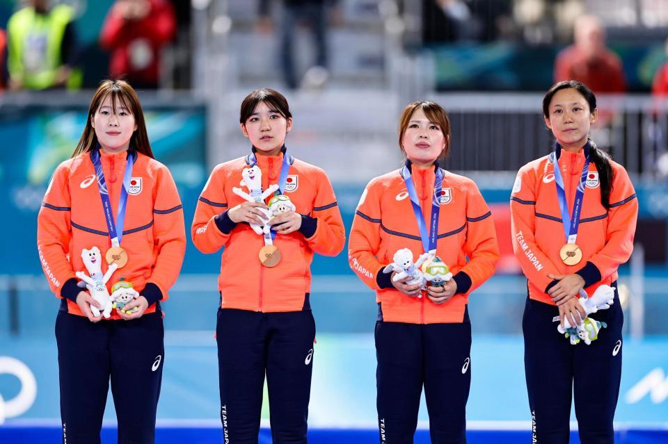 ミラノ・コルティナ冬季五輪のスピードスケート女子団体追い抜きで銅メダルを獲得した（左から）堀川桃香、野明花菜、佐藤綾乃、高木美帆＝17日、イタリア・ミラノ（共同）
