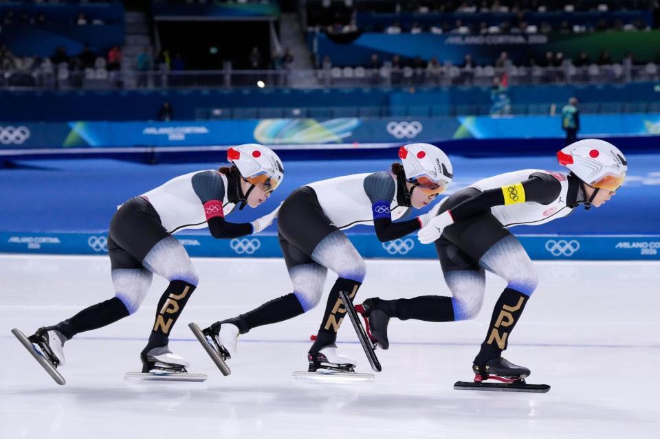 女子団体追い抜き３位決定戦　滑走する（右から）高木美帆、野明花菜、佐藤綾乃＝ミラノ（共同）
