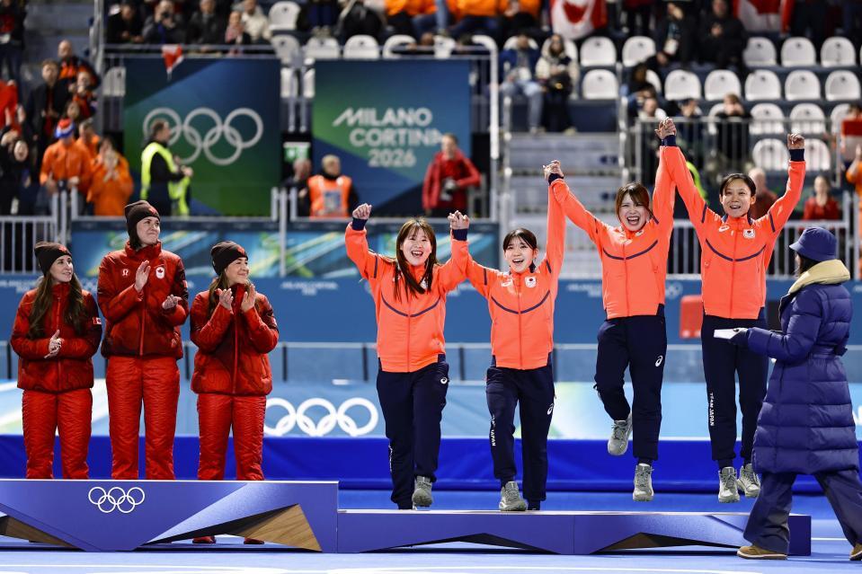 　女子団体追い抜きで銅メダルを獲得し、表彰台に上がる（左から）堀川桃香、野明花菜、佐藤綾乃、高木美帆＝ミラノ（共同）