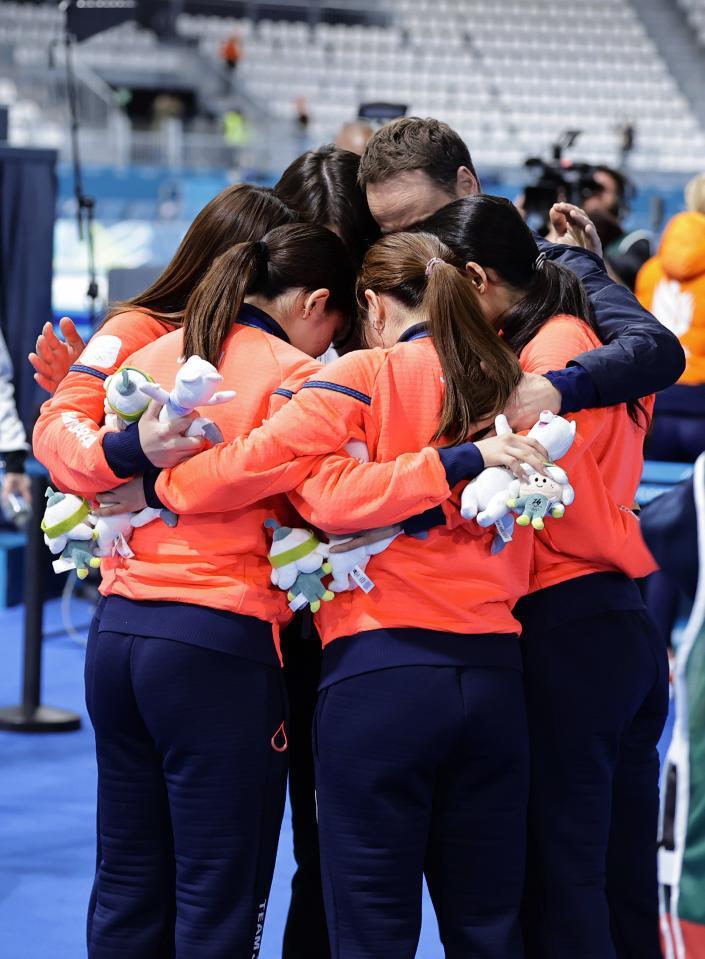 　女子団体追い抜きで銅メダルを獲得し、表彰式後に円陣を組む日本チーム＝ミラノ（共同）