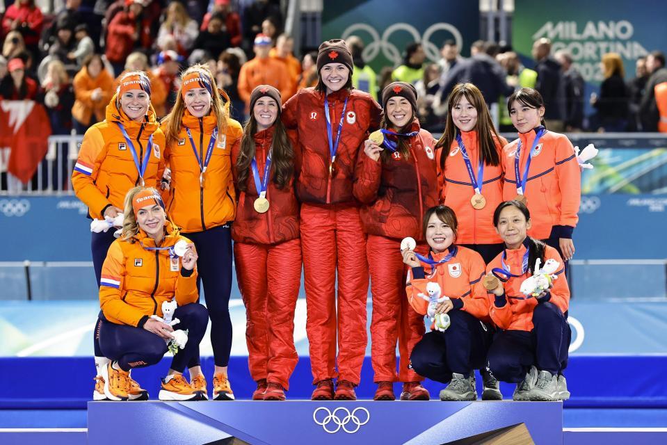 　女子団体追い抜きで銅メダルを獲得した日本。中央は金メダルのカナダ、左は銀メダルのオランダ＝ミラノ（共同）