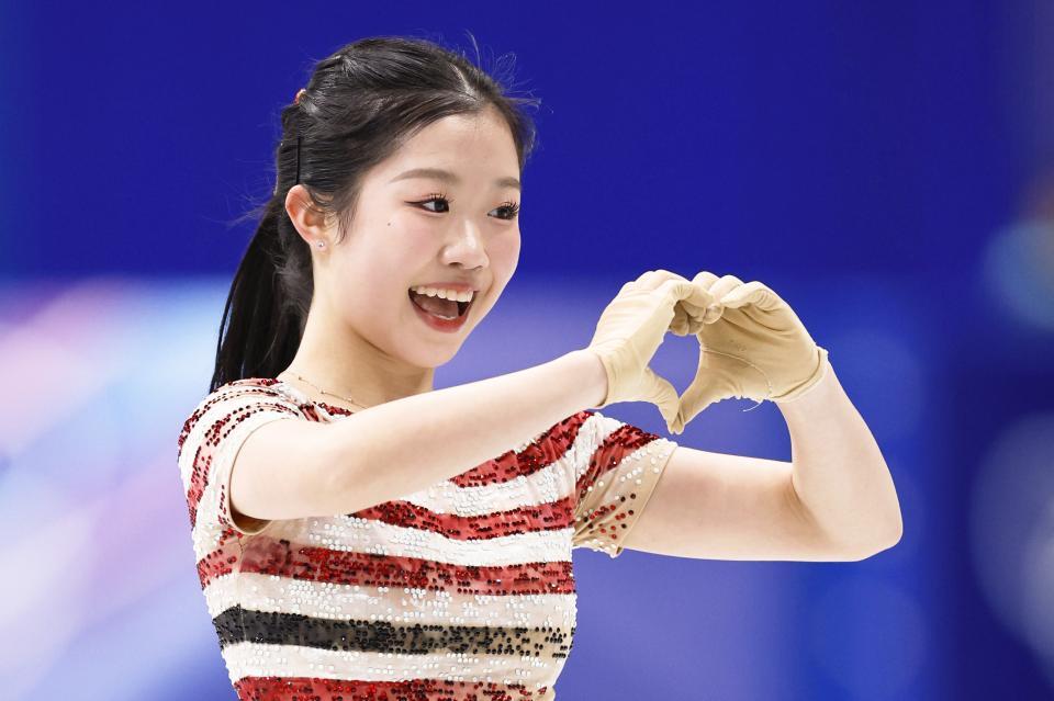 　女子ＳＰの演技を終え、カメラに向かいポーズをとる中井亜美＝ミラノ（共同）