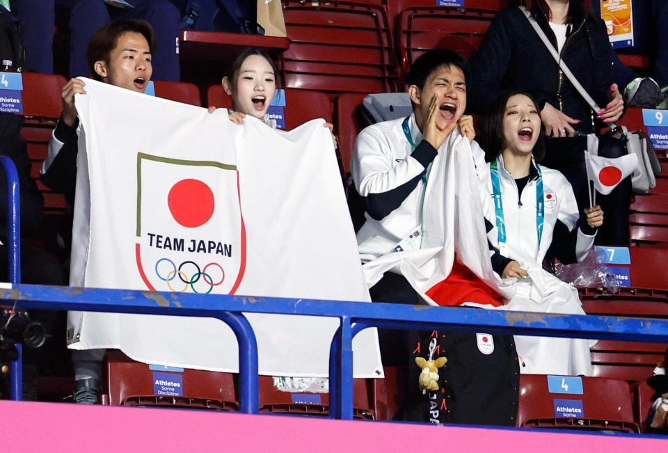 女子ＳＰで坂本花織を応援する（左から）森口澄士、長岡柚奈、木原龍一、三浦璃来＝ミラノ（共同）