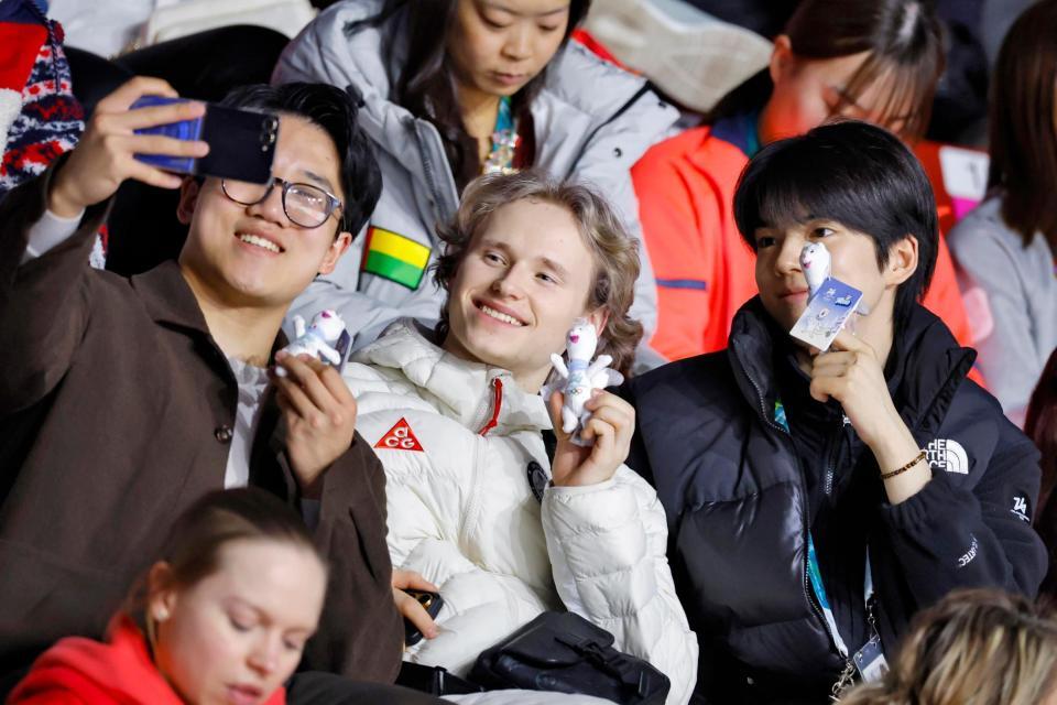 女子ＳＰの観戦に訪れたイリア・マリニン（中央）と車俊煥（右）＝共同